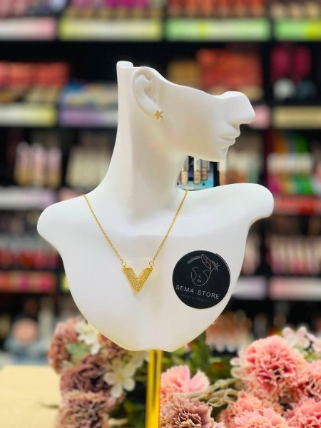 قلادة (Necklace) ستانلس لون ذهبي( ڤالنتينو)