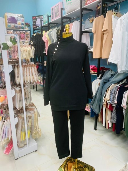 طقم خريفي بلون أسود راقي، بتصميم أنيق وتفاصيل