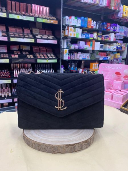 شنطة سوداء مخمل بتفاصيل فخمة وتصميم شيك